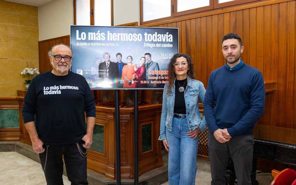 Presentación del espectáculo de teatro "Lo más hermoso todavía" de la compañía "Alquibla Teatro", en el Ayuntamiento de Calasparra.
