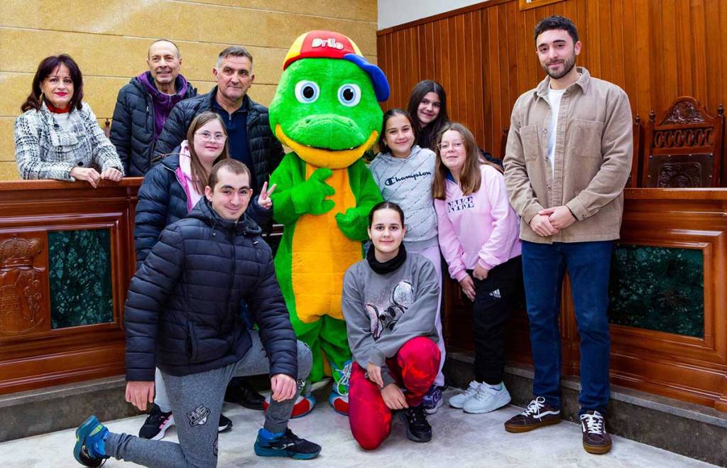 Presentación del musical infantil "En busca del Pirata Barbanegra" de la
Compañía la Pandilla del Drilo en el Ayuntamiento de Calasparra.